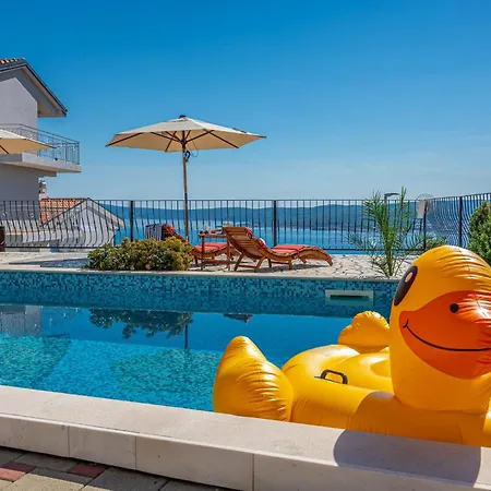 Lorelai - With Private Swimmingpool *