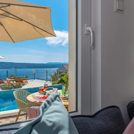 Lorelai - With Private Swimmingpool Apartman *