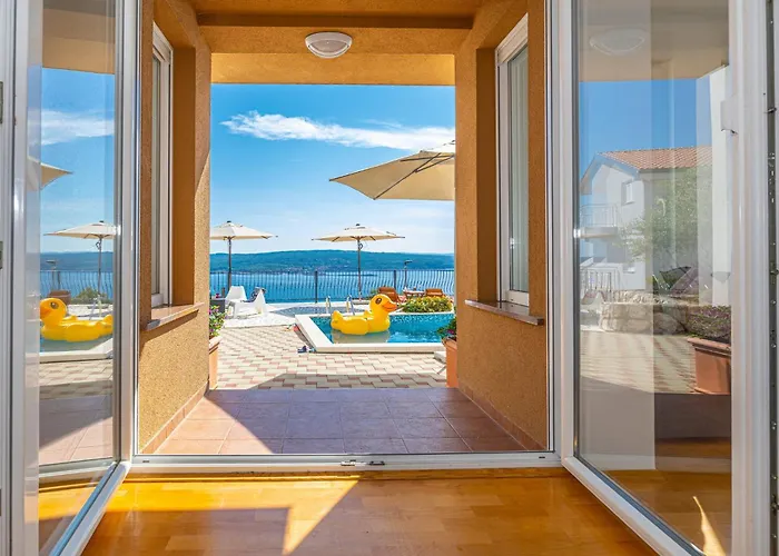 Lorelai - With Private Swimmingpool