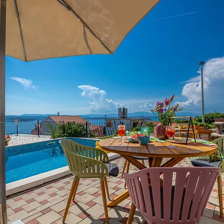 Lorelai - With Private Swimmingpool Apartman *