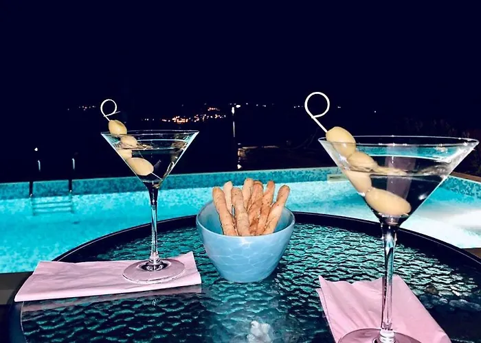 Lorelai - With Private Swimmingpool