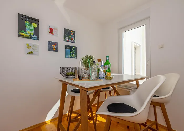 Lorelai - With Private Swimmingpool Apartament